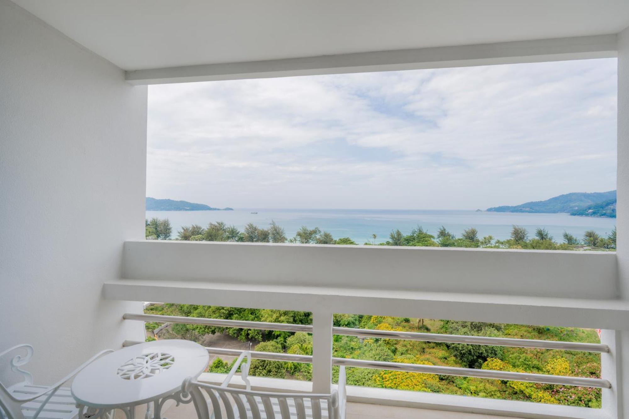 Andaman Beach Suites Hotel, Patong Phuket Exterior photo
