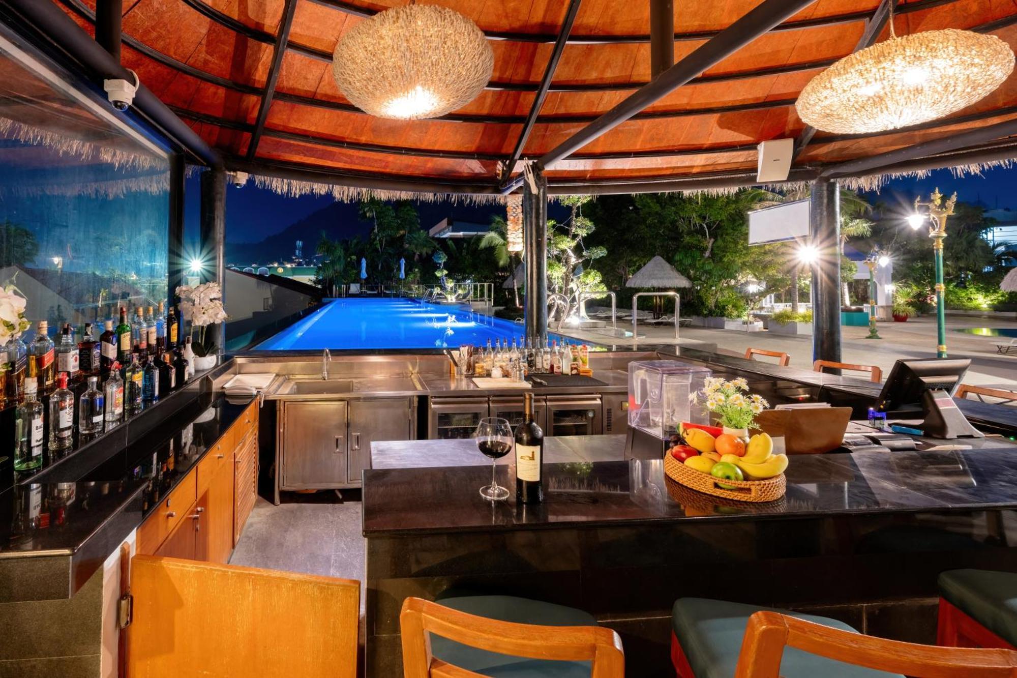 Andaman Beach Suites Hotel, Patong Phuket Exterior photo